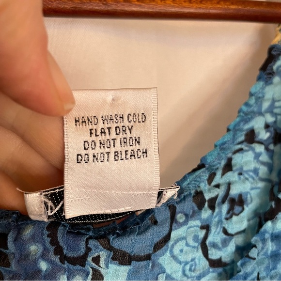 NICOLA Women’s Blue Cream Floral Crinkle Pleated Smocked Sleeveless Tank Medium - Picture 4 of 11